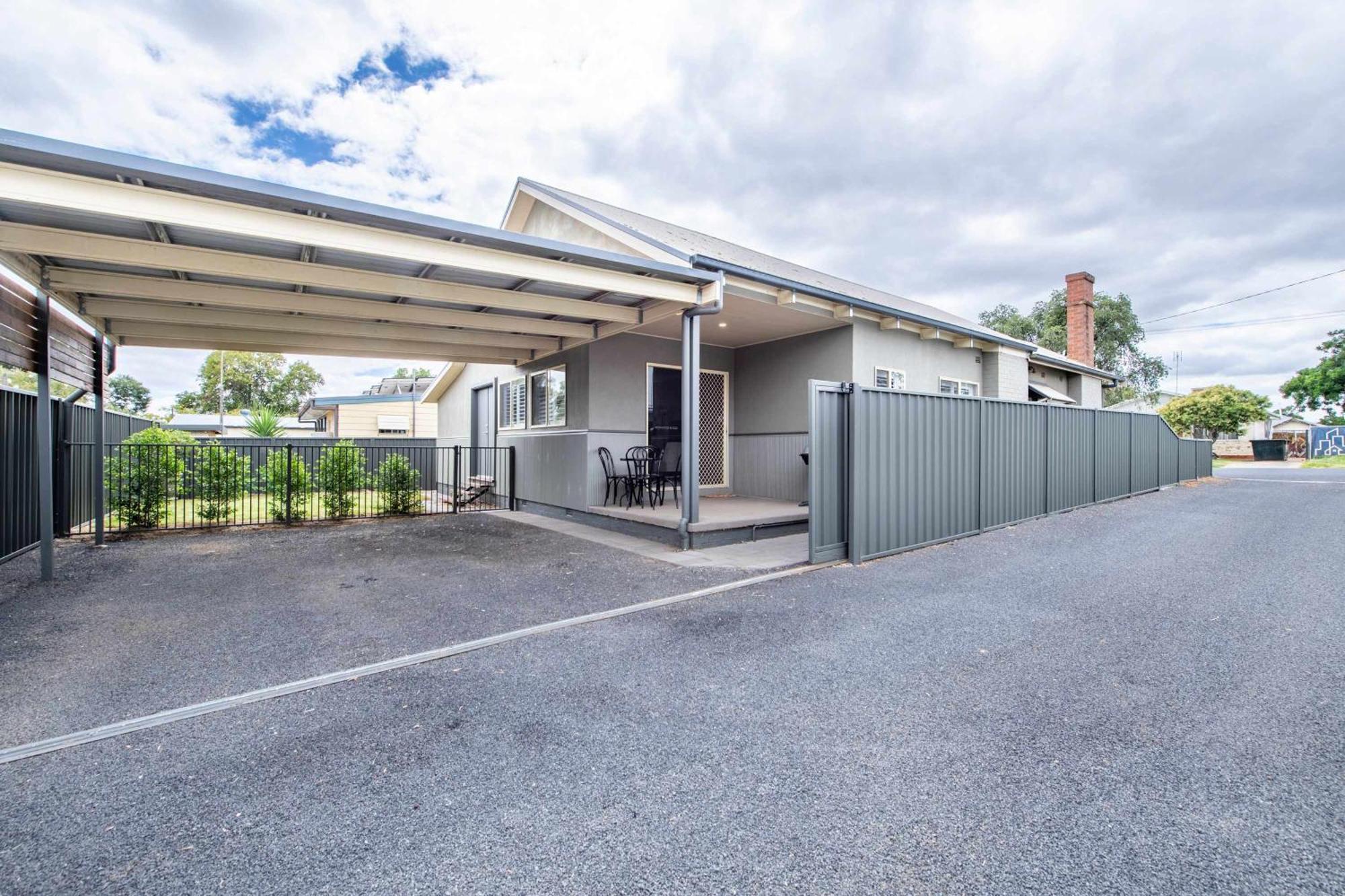 South Dubbo Hideaway - Pet Friendly Villa ภายนอก รูปภาพ