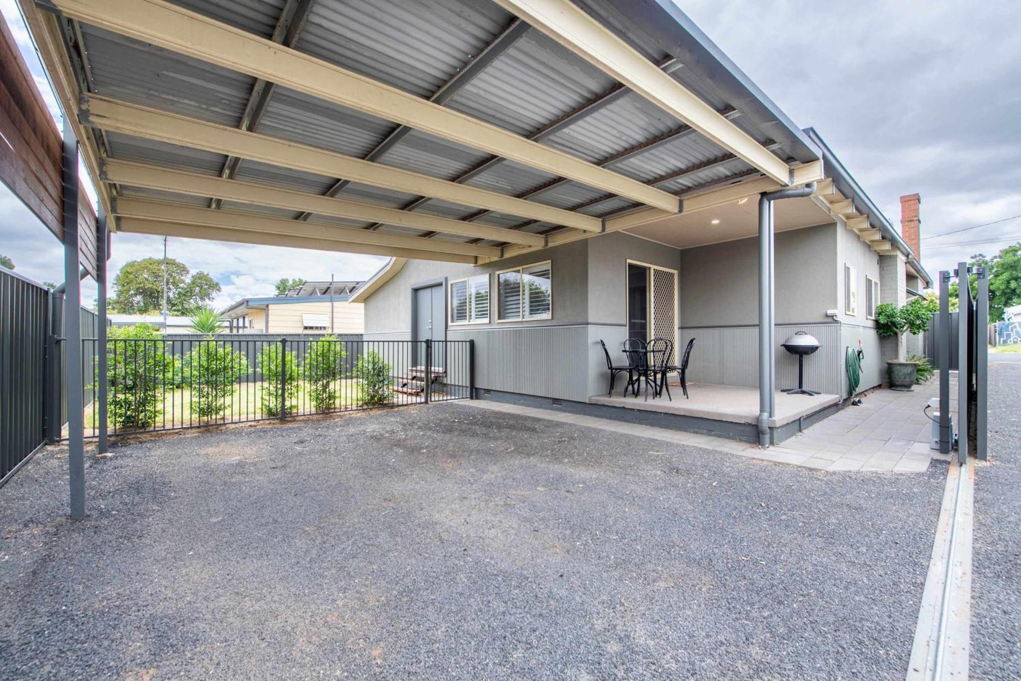 South Dubbo Hideaway - Pet Friendly Villa ภายนอก รูปภาพ